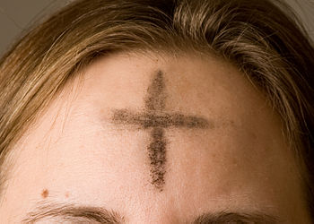 English: Ashes imposed on the forehead of a Ch... English: Ashes imposed on the forehead of a Ch...