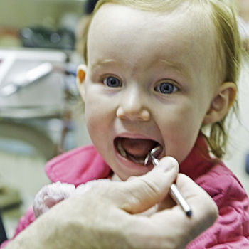 English: A little girl has her first visit to ... English: A little girl has her first visit to ...