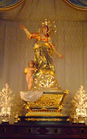 English: The statue of the Assumption venerate...