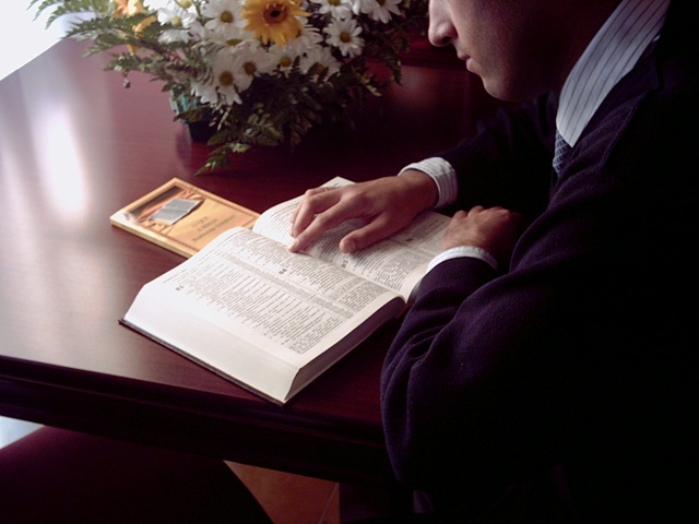 English: Personal bible study Português: Estud... English: Personal bible study Português: Estud...