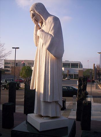 English: Picture of the And Jesus Wept statue ...